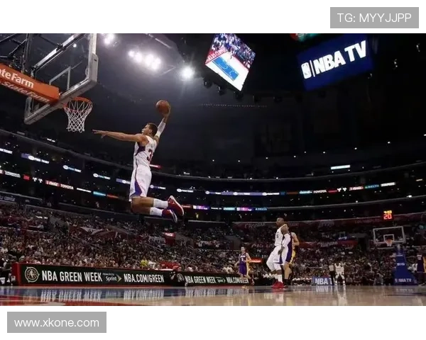 [NBA]詹姆斯防守漏人 比尔上演单臂暴扣.